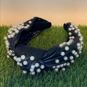 Wide headband in faux leather and pearls